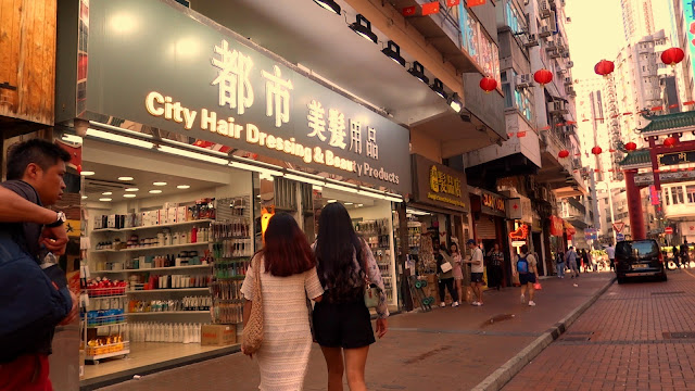 香港真夏の昼下がりBoogieでWoogieな気分で真夏の街歩きを楽しむに掲載の男人街のシャンプーの安い店の写真4