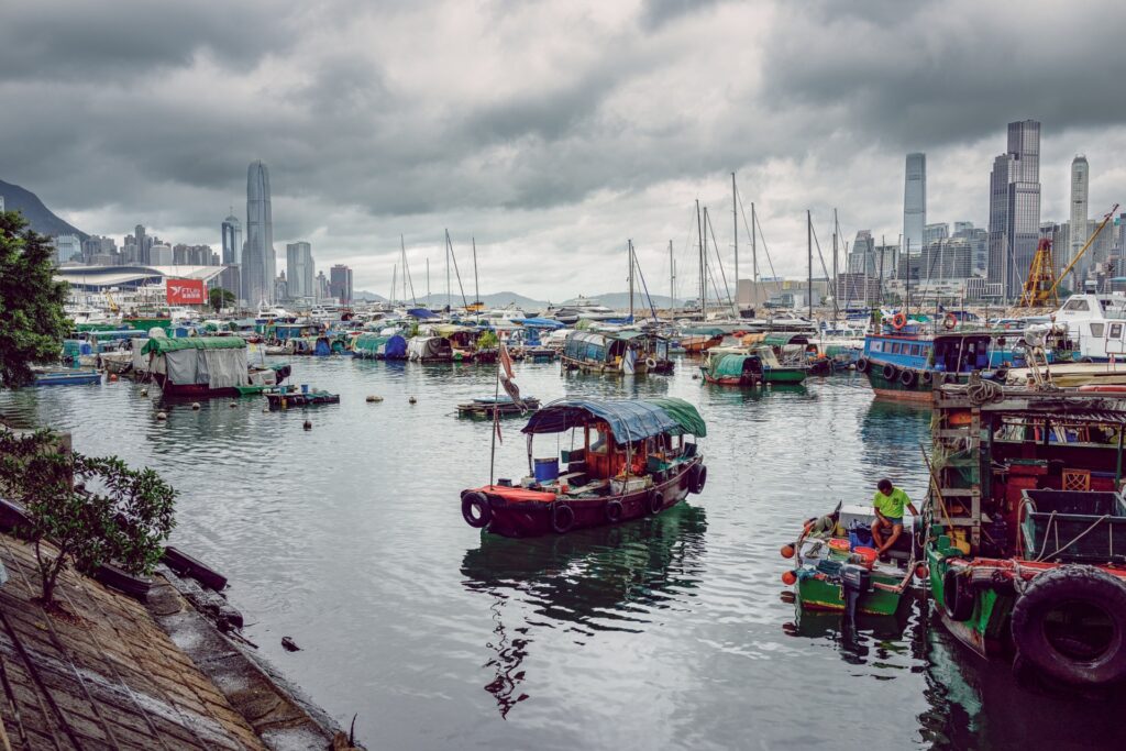 香港に台風が来る前に船を固定するイメージ図、Pixabayからダウンロード