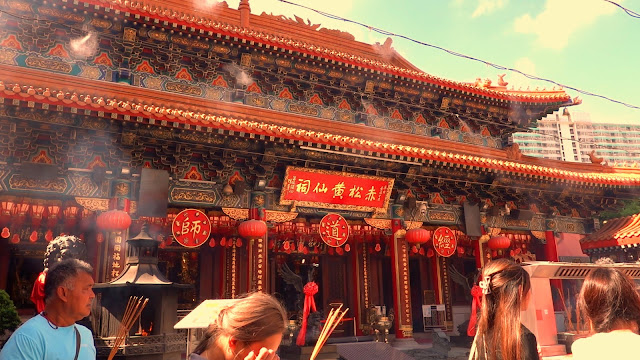 香港真夏の昼下がりBoogieでWoogieな気分で真夏の街歩きを楽しむに掲載の嗇色園黃大仙祠(Sik Sik Yuen Wong Tai Sin Temple)正面の写真