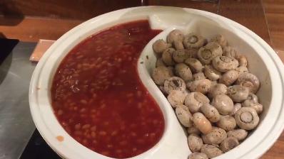 シャングリ・ラ深センのクラブラウンジのブレックファストの豆とマッシュルーム