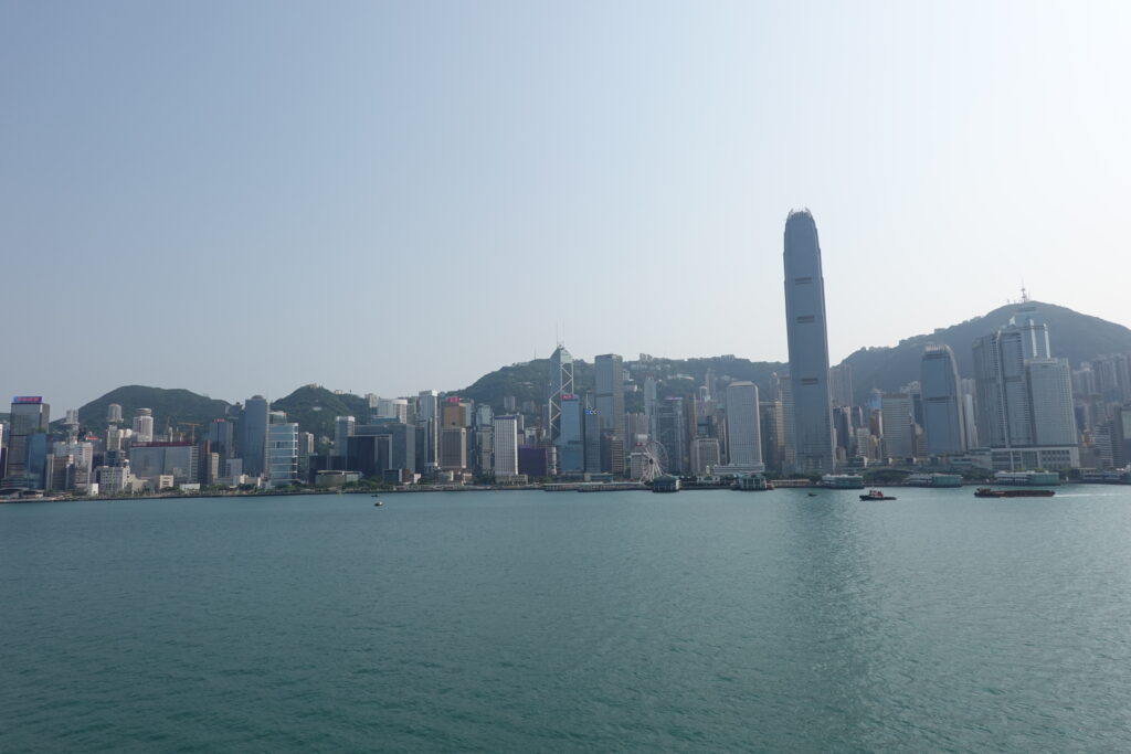 私ミシェリーの撮影した香港ビクトリアハーバーからの香港島の景色、世界トップクラスで地価が高いとされるエリア