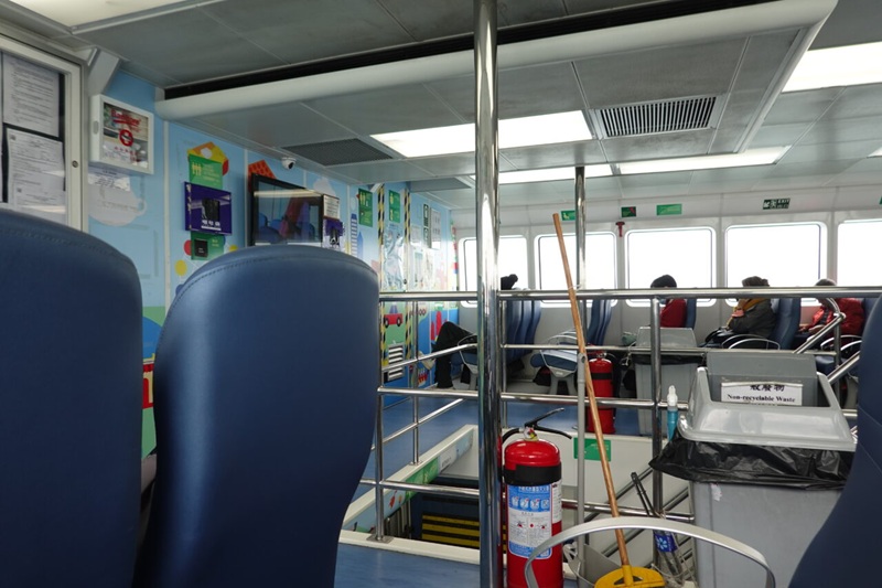 出典私ミシェリー@HKGlossy.comによる撮影. 私ミシェリーが撮影した香港南丫島榕樹湾（Yung Shue Wan）行フェリー船内二階の様子の写真