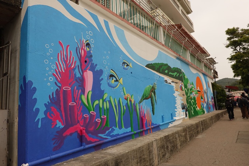 私ミシェリーが撮影した榕樹湾（Yung Shue Wan）大街入口のウォールアートの写真