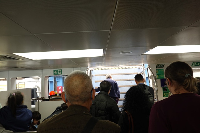 出典私ミシェリー@HKGlossy.comによる撮影. 私ミシェリーが撮影した香港南丫島榕樹湾（Yung Shue Wan）にフェリーから下船する人々の写真その１