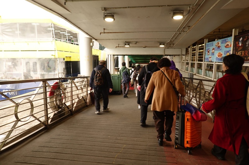 出典私ミシェリー@HKGlossy.comによる撮影. 私ミシェリーが撮影した香港南丫島榕樹湾（Yung Shue Wan）行フェリーに乗り込む様子の写真