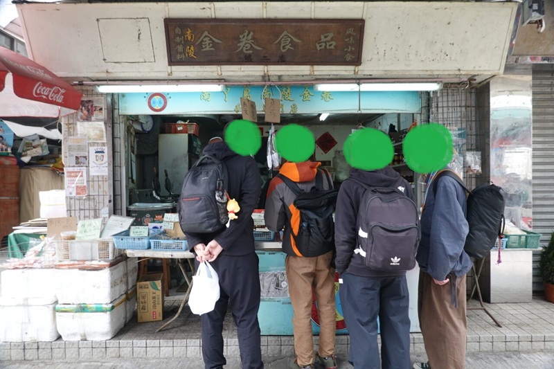 私ミシェリーが撮影した榕樹湾（Yung Shue Wan）にある金卷食品の写真、香港伝統の味ご飯がススム君椒鹽白飯魚を売っている