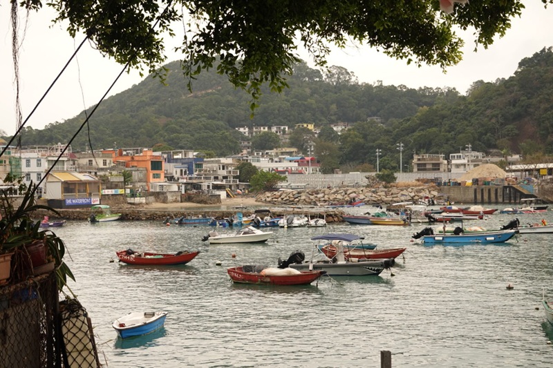 私ミシェリーが撮影した榕樹湾（Yung Shue Wan）に飾られた鯉のぼりと臨海線の写真その２