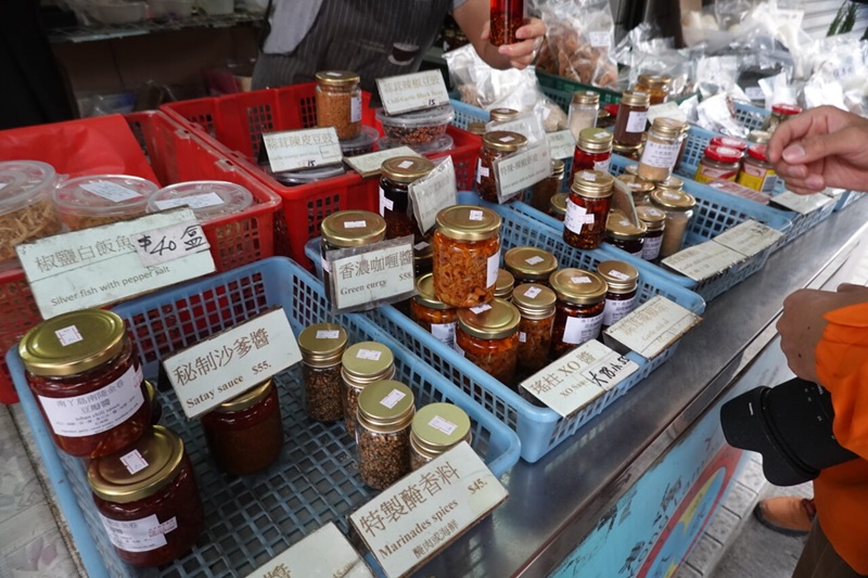 私ミシェリーが撮影した榕樹湾（Yung Shue Wan）にある金卷食品の写真、香港伝統の味海産物を使った保存調味料の数々