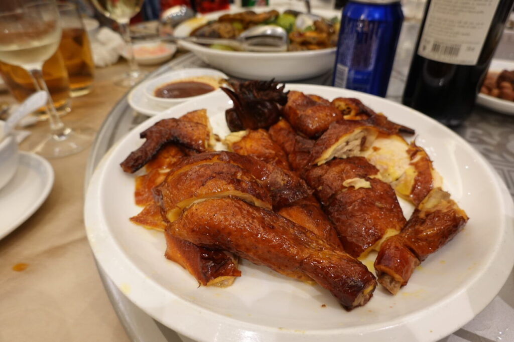 私ミシェリー@HKGlossy.comが撮影した百日宴でサーブされた鶏肉のグリルの画像