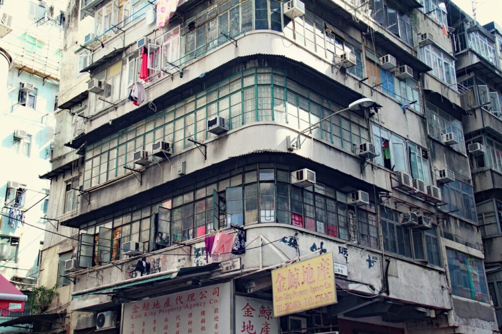 喧噪感いっぱいな香港尖沙咀のイメージ図、Pixabayからダウンロード