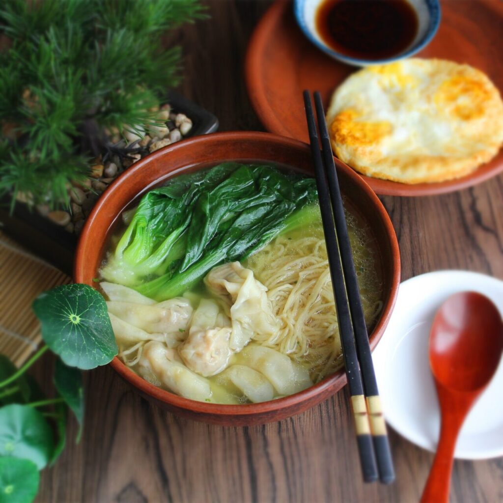香港で雲吞麺を食べるイメージ図、Pixabayからダウンロード
