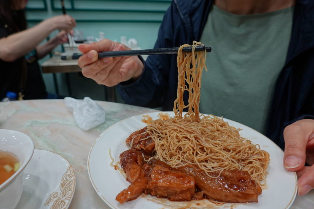 出典私ミシェリー@HKGlossy.comによる撮影. 麥奀雲吞麵世家の特效牛筋撈麺は麺が長い