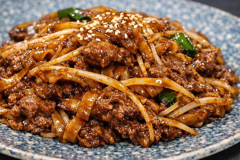 出典私ミシェリー@HKGlossy.comによる画像. 香港人のソウルフード乾炒牛河はラードをまとった罪深き美味しさを伝えるイメージ画像