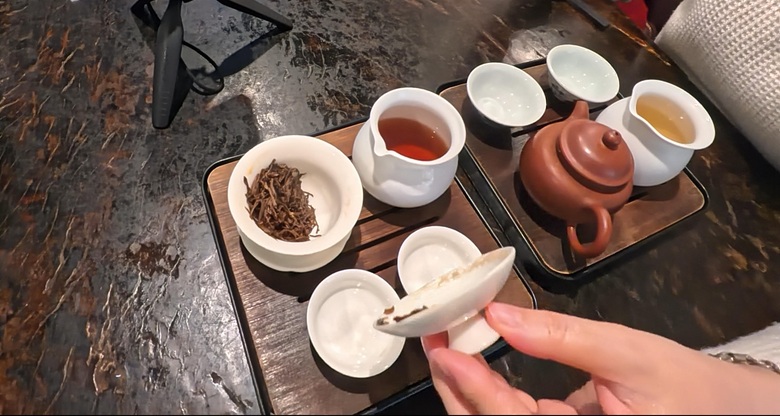 ロロちゃん一押しの金駿眉 深みのある甘い香りとまるでお花畑のようなエレガンスさ