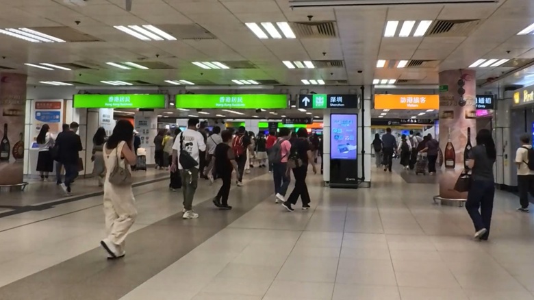 出典私ミシェリー@HKGlossy.comによる撮影. 羅湖口岸の香港側のイミグレーション手前エリア