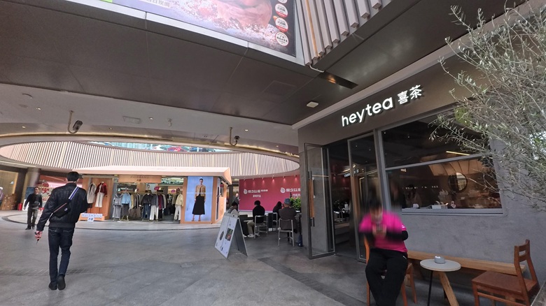 出典私ミシェリー@HKGlossy.comによる撮影. 中国深センの街を歩くと中国ブランドの勢いを感じる