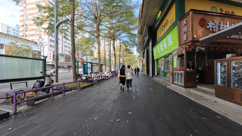 出典私ミシェリー@HKGlossy.comによる撮影. 中国深センは歩道が広くて歩きやすい