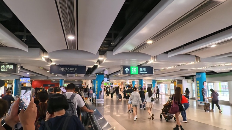 出典私ミシェリー@HKGlossy.comによる撮影. MTR羅湖駅から羅湖口岸イミグレーションへの道中