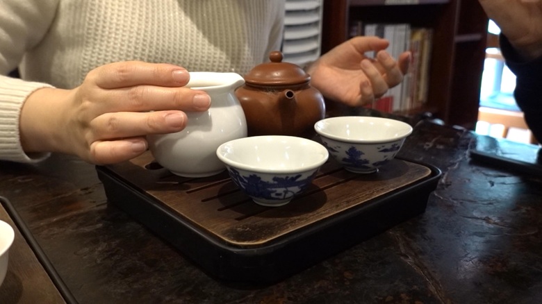 出典私ミシェリー@HKGlossy.comによるイラスト. 中国茶の魅力を伝えるロロちゃんと茶器