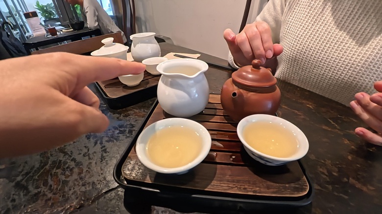 出典私ミシェリー@HKGlossy.comによる撮影. ロロちゃんに茶海の使い方を教わる