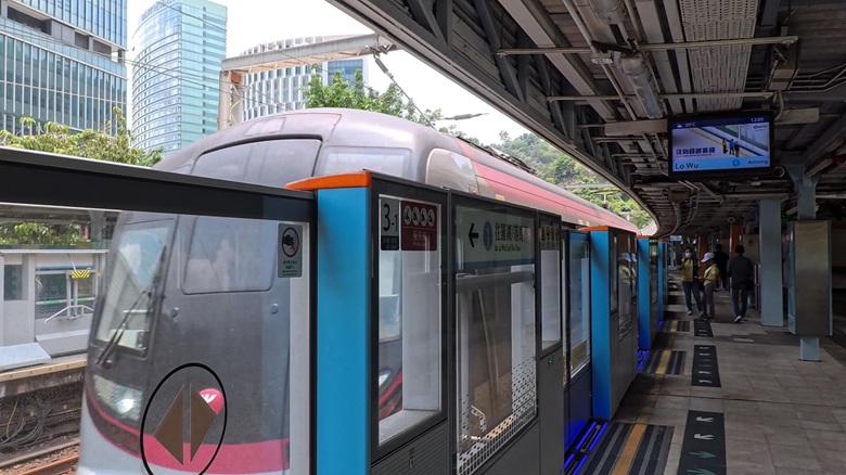 出典私ミシェリー@HKGlossy.comによる撮影. 香港からすぐの中国深セン羅湖口岸へのアクセス方法はMTRが便利であることを伝える画像