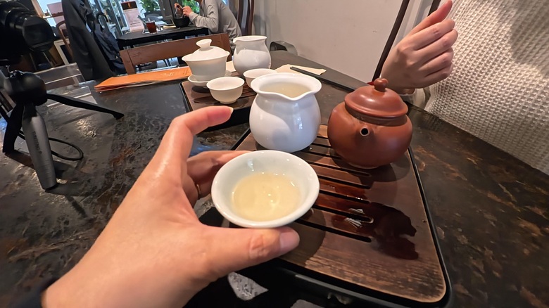 出典私ミシェリー@HKGlossy.comによる撮影. お茶を淹れるときのお水の温度を教わる