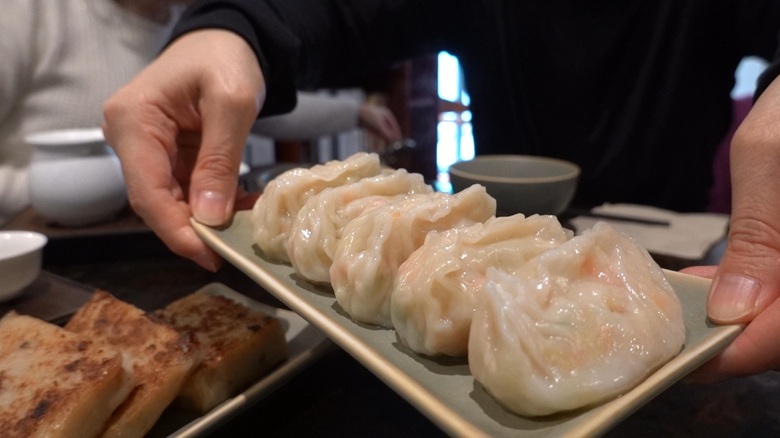 文博軒の蒸餃子。ニンジンを海老に見立てて作っている。ふわふわ食感。お肉不使用でビーガンでも安心して食べられる。満足感も大きい。