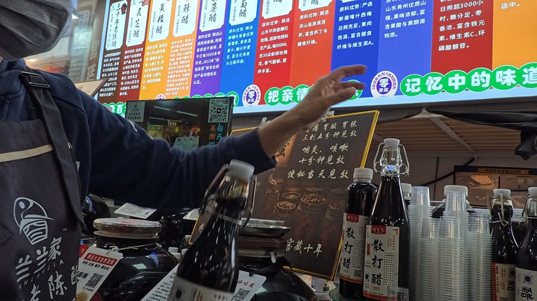 出典私ミシェリー@HKGlossy.comによる撮影. 羅湖地下街で薔薇の黒酢と生姜の黒酢を購入