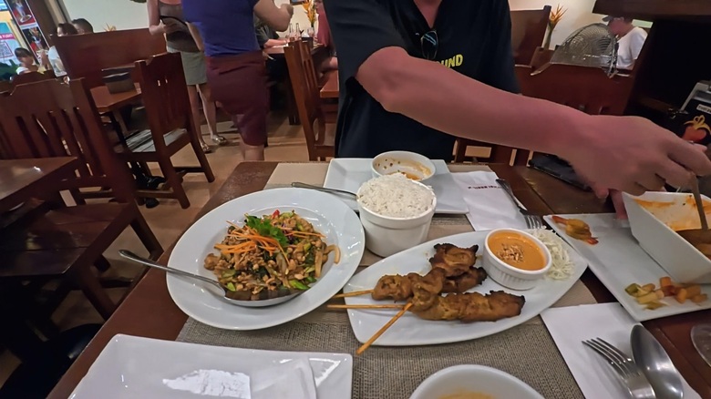 出典私ミシェリー@HKGlossy.comによる撮影. フィリピンボラカイ島Thai Basilタイ料理のサテーと青パパイヤのサラダ