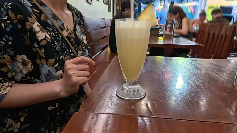 出典私ミシェリー@HKGlossy.comによる撮影. フィリピンボラカイ島Thai Basilタイ料理のパイナップルジュース