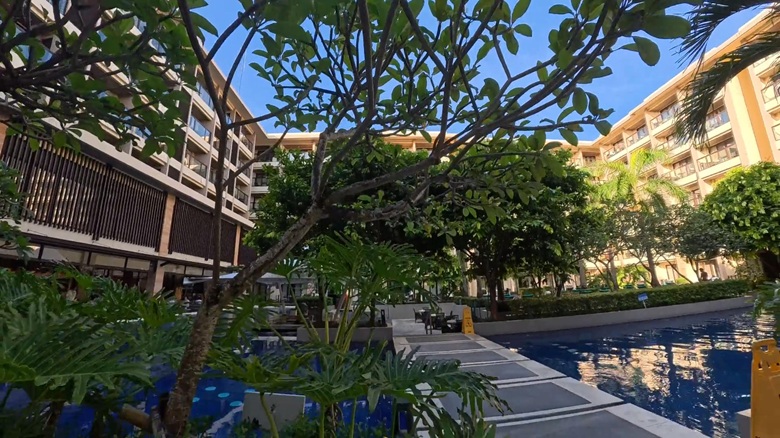 出典私ミシェリー@HKGlossy.comによる撮影. Henann Park Hotel Resort Hotelのプールビューとアクセスを伝える画像