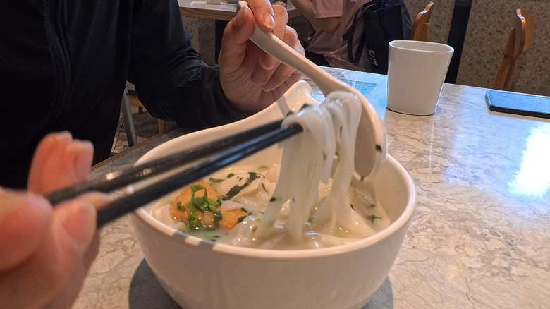 出典私ミシェリー@HKGlossy.comによる撮影. 翠華餐廳の潮州河粉のフォーを箸で持ち上げているところ