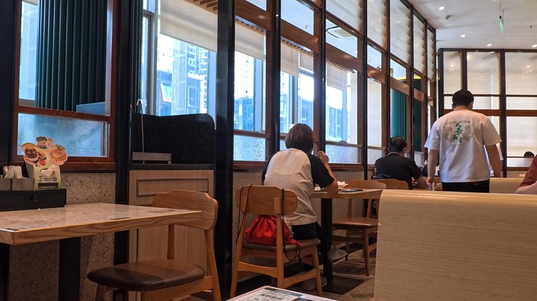 出典私ミシェリー@HKGlossy.comによる撮影. 翠華餐廳は店内がゆったり座れるよう設計されている