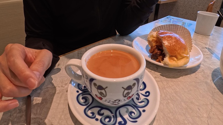 出典私ミシェリー@HKGlossy.comによる撮影. 翠華餐廳の港式奶茶は布フィルター抽出の職人技