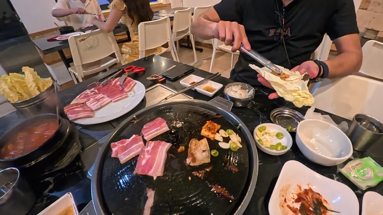 出典私ミシェリー@HKGlossy.comによる撮影. QUARA｜韓国料理レストラン サムギョプサル＋冷麺＋海鮮スープ＋白飯＋副菜4品 を撮影したもの