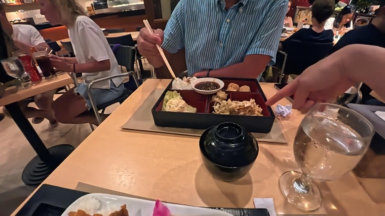 出典私ミシェリー@HKGlossy.comによる撮影. フィリピンボラカイ島浜HAMAのからあげ弁当