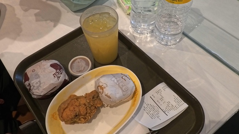 出典私ミシェリー@HKGlossy.comによる撮影. Jollibee チキンサンドイッチ＋ハッピージョイ を撮影したもの