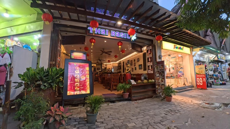 出典私ミシェリー@HKGlossy.comによる撮影. フィリピンボラカイ島Thai Basilタイ料理の店頭