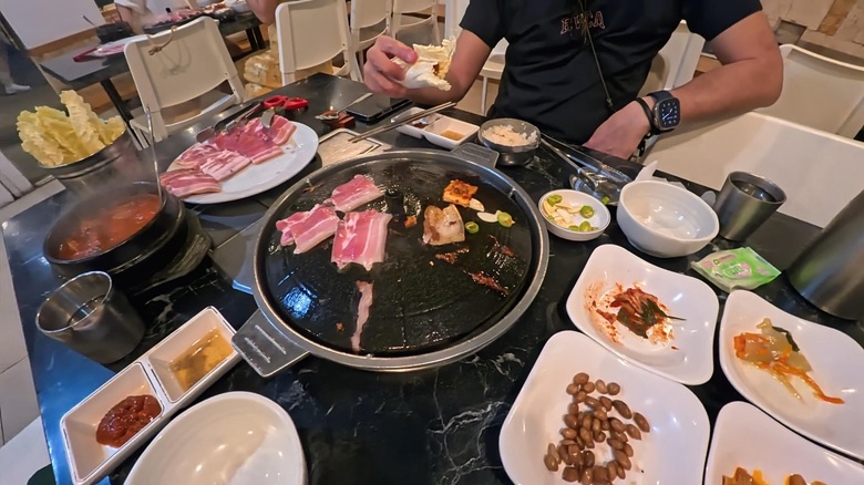 出典私ミシェリー@HKGlossy.comによる撮影. フィリピンボラカイ島QUARA韓国料理のサムギョプサル