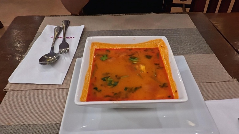 出典私ミシェリー@HKGlossy.comによる撮影. フィリピンボラカイ島Thai Basilタイ料理のトムヤムスープ