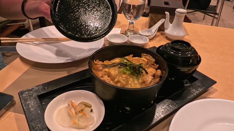 出典私ミシェリー@HKGlossy.comによる撮影. フィリピンボラカイ島浜HAMAの親子丼