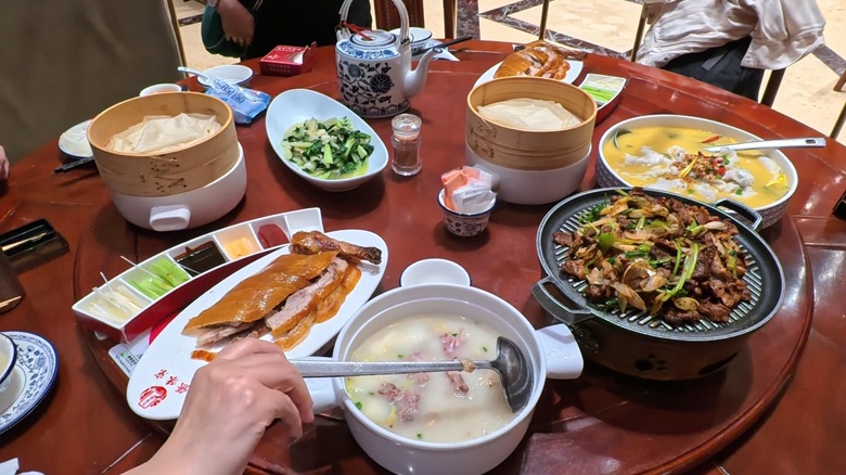 出典私ミシェリー@HKGlossy.comによる撮影. 京味張烤鴨店の北京ダックは一鴨三食 皮 肉 骨まで堪能